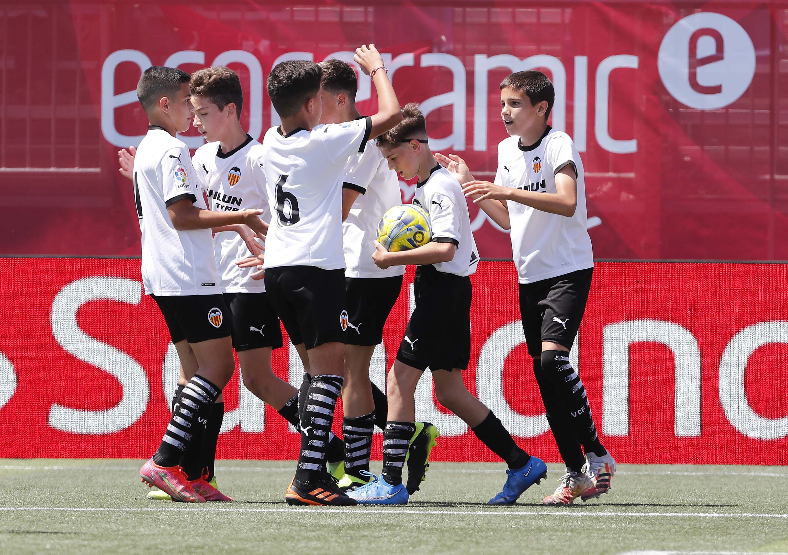 米兰体育官网-瓦伦西亚发布备战花絮，转会期外线爆发，德甲任务艰巨，球队文化再被提及的简单介绍